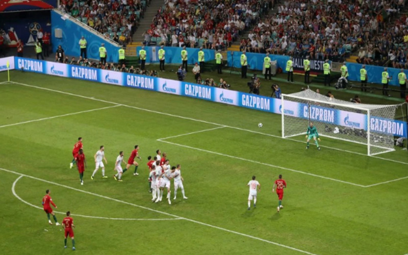 Đá phạt nhanh là gì? Quy định về tình huống đá phạt nhanh trong bóng đá